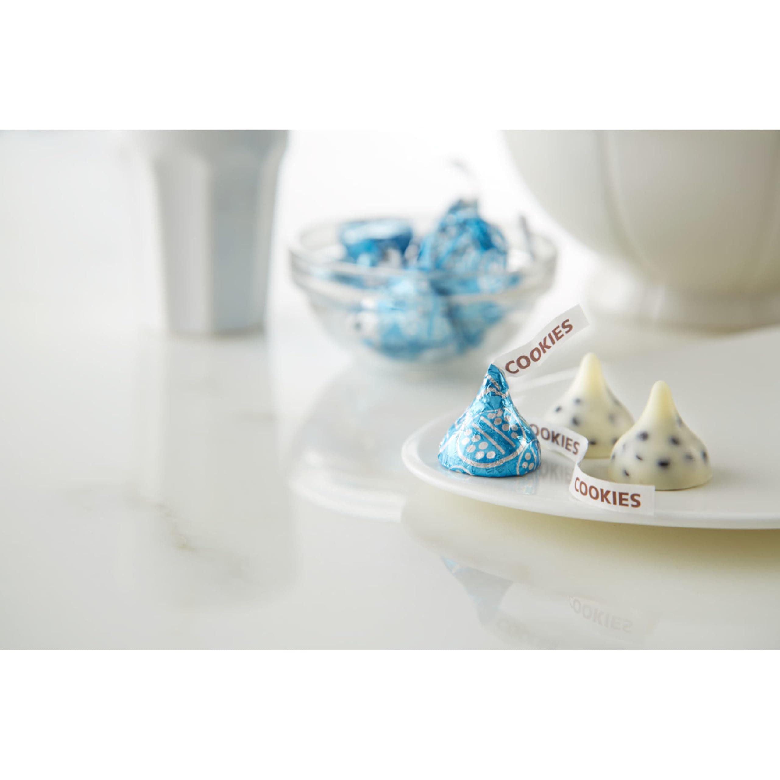 HERSHEY'S KISSES Cookies 'n' Creme Candy Share Pack, 10 oz thumbnail 6