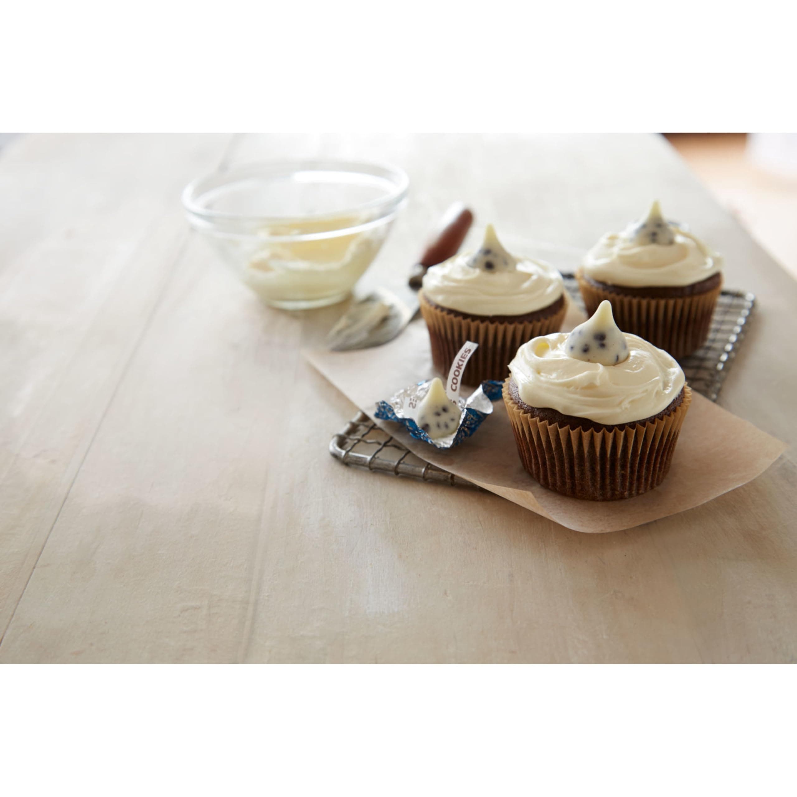 HERSHEY'S KISSES Cookies 'n' Creme Candy Share Pack, 10 oz thumbnail 5
